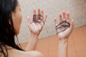 Телогенове випадіння волосся: що це і як з цим боротися